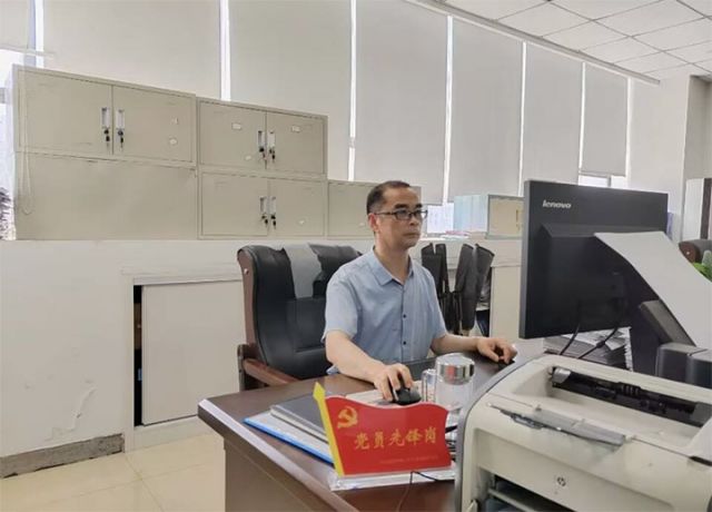 1758007836538687.jpg 圖1 楊剛在工作 拷貝.jpg