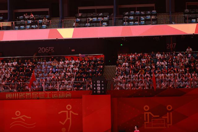 9職工觀(guān)眾在看臺(tái)上觀(guān)看開(kāi)幕式.jpg