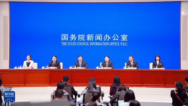 圖1  9月17日，國(guó)務(wù)院新聞辦公室在北京舉行新聞發(fā)布會(huì)，商務(wù)部副部長(zhǎng)盛秋平、國(guó)家發(fā)展改革委就業(yè)收入分配和消費(fèi)司司長(zhǎng)吳越濤、商務(wù)部服務(wù)貿(mào)易和商貿(mào)服務(wù)業(yè)司司長(zhǎng)孔德軍、文化和旅游部產(chǎn)業(yè)發(fā)展司司長(zhǎng)繆沐陽、中國(guó)人民銀行信貸市場(chǎng)司負(fù)責(zé)人楊虹介紹擴(kuò)大服務(wù)消費(fèi)有關(guān)政策措施，并答記者問。新華社記者 潘旭 攝 拷貝.jpg