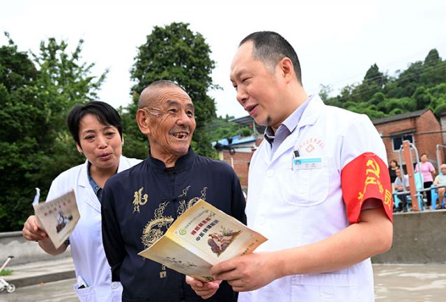 圖1  9月17日，內(nèi)江市東興區(qū)富溪鎮(zhèn)田溪口村，鎮(zhèn)衛(wèi)生院醫(yī)護人員為當?shù)厝罕娖占敖】抵R。.jpg