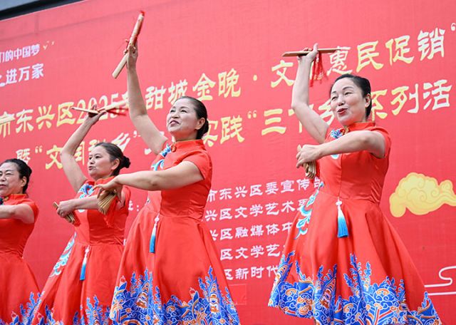 圖2  演職人員用文藝演出釋放文化活力，傳遞健康理念，豐富群眾精神文化生活。.jpg