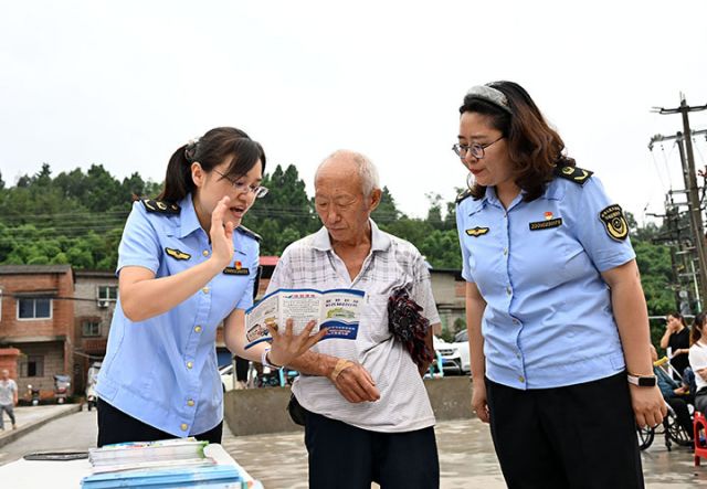 圖3  來自該區(qū)市場監(jiān)督管理局的黨員志愿者向群眾普及食品健康知識.jpg