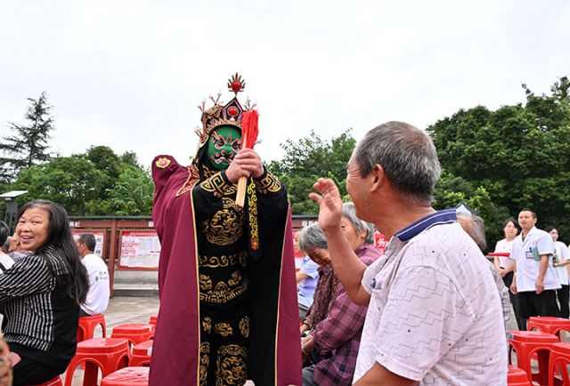 圖4  演職人員與群眾精彩互動.jpg