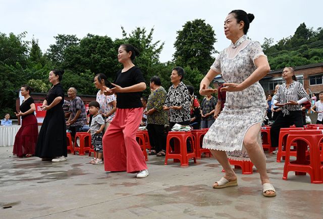 圖5  當?shù)厝罕娫卺t(yī)護人員指導下練習八段錦.jpg