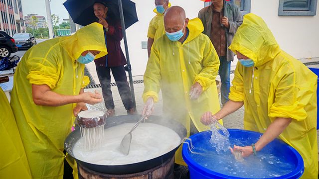 圖3  幾名工人正在制作粉條。閆凱 攝.jpg