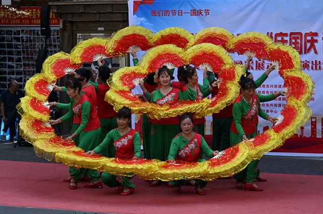 圖4  2025年9月25日，內江市東興區(qū)東興老街，當?shù)厝罕娸d歌載舞，喜迎國慶、中秋“雙節(jié)”。.jpg