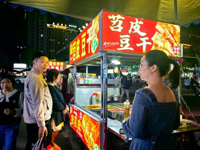 圖1  市民在圣高廣場(chǎng)購(gòu)買小吃.jpg