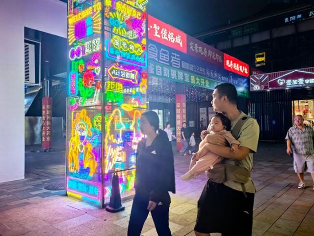 圖2  市民在圣高廣場(chǎng)逛街.jpg