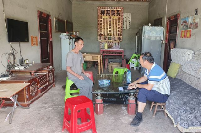 圖1  唐韜（右）走訪龍永達(dá)。通賢鎮(zhèn)  供圖.jpg