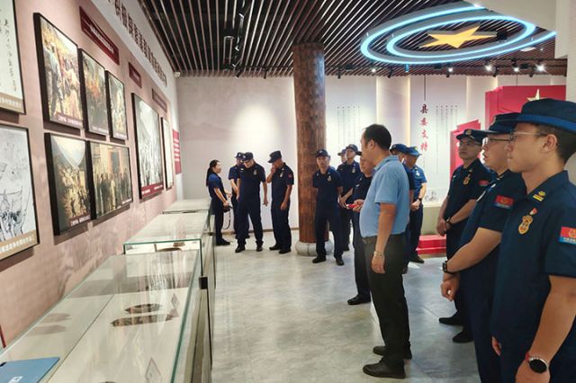 圖2  唐韜在文家寨區(qū)委舊址陳列館義務(wù)宣講。通賢鎮(zhèn)  供圖.jpg