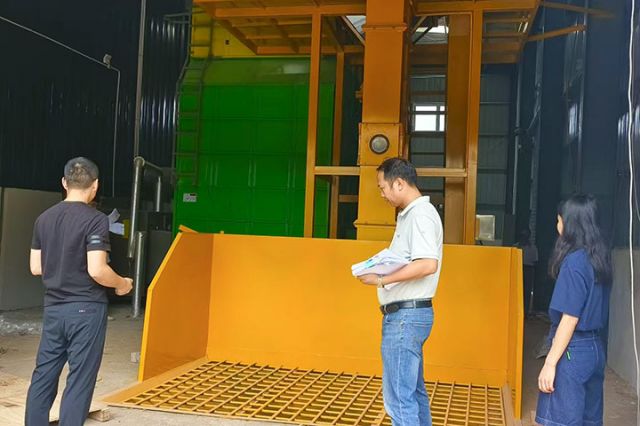 圖3  唐韜（右二）推進(jìn)烘干房建設(shè)。通賢鎮(zhèn)  供圖。.jpg