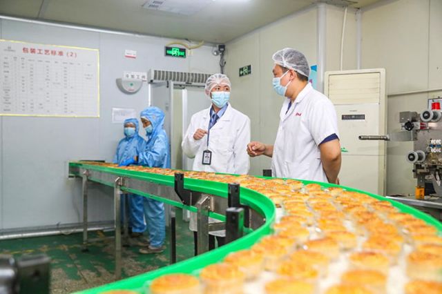 圖1  9月23日，前鋒區(qū)市場監(jiān)督管理局工作人員（左三）對轄區(qū)內(nèi)月餅生產(chǎn)企業(yè)進行食品安全專項檢查   前鋒融媒 丁彥博 攝.jpg