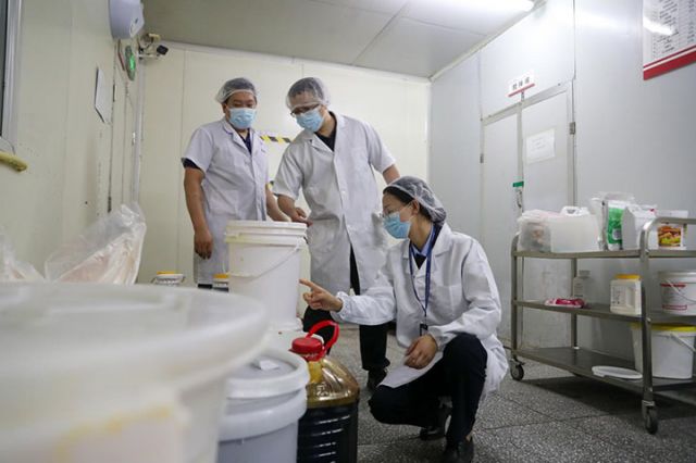 圖2  前鋒區(qū)市場監(jiān)管局工作人員（右一）正在檢查月餅生產(chǎn)企業(yè)原材料生產(chǎn)日期  前鋒融媒 丁彥博 攝.jpg