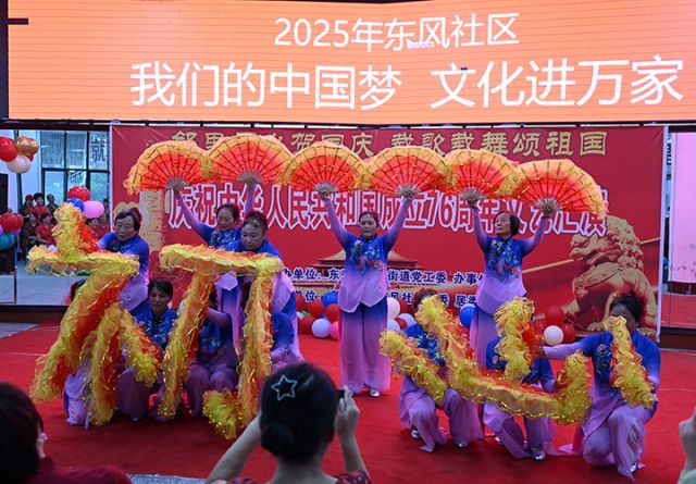 圖1  9月26日，內(nèi)江市東興區(qū)新江街道東風(fēng)社區(qū)，當(dāng)?shù)馗刹咳罕姳硌菥实奈乃嚬?jié)目。.jpg