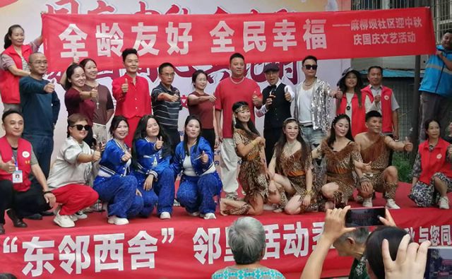 圖3  9月25日，內(nèi)江市東興區(qū)新江街道麻柳壩社區(qū)，當(dāng)?shù)馗刹咳罕娪梦乃囇莩龆Y贊祖國，喜迎中秋。.jpg