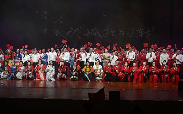 圖3  9月28日，內(nèi)江市東興區(qū)椑木鎮(zhèn)干部群眾在內(nèi)江師范學(xué)院長(zhǎng)弘劇院表演精彩的文藝節(jié)目。.jpg