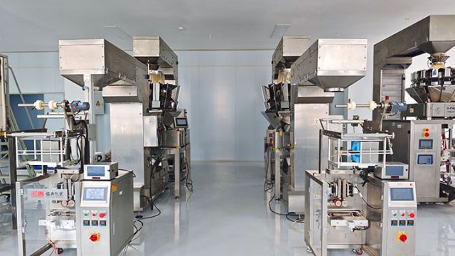 圖3  中藥飲片生產(chǎn)線入駐設備。魏琪  攝.jpg