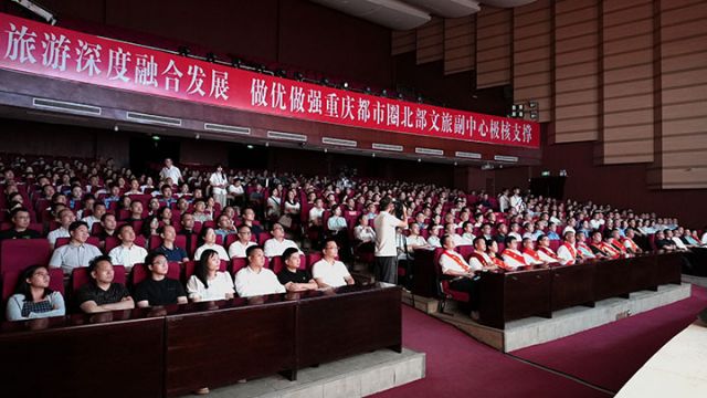 圖2 觀眾聆聽報(bào)告 錢進(jìn)攝.jpg