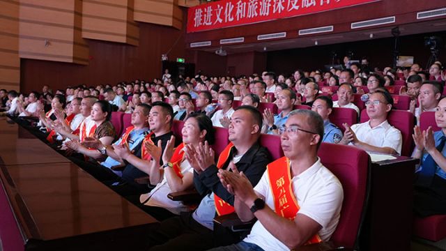 圖3  報(bào)告會(huì)贏得陣陣掌聲 錢進(jìn)攝.jpg