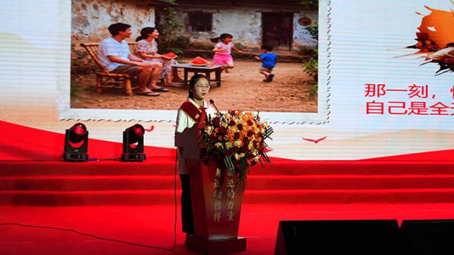 圖4  四川省新時(shí)代好少年代表王英作報(bào)告 錢進(jìn)攝.jpg