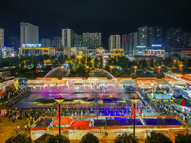 圖2  “蜀里安逸·岳遇雙節(jié)”金秋嗨購促銷活動(dòng)現(xiàn)場(chǎng)。    楊康忠 攝.jpg