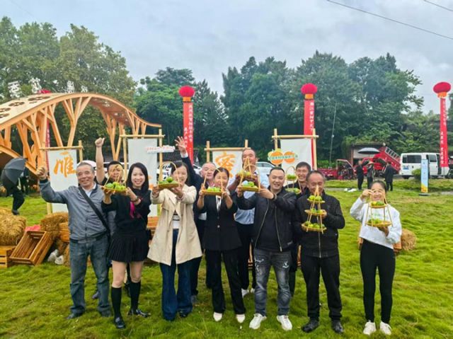 圖5  果農(nóng)展示雁江蜜柑.jpg