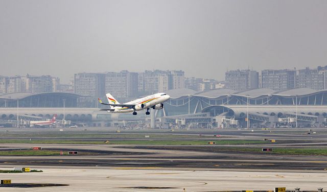 圖3  一架飛機從重慶江北國際機場起飛。新華社記者 黃偉 攝.jpg