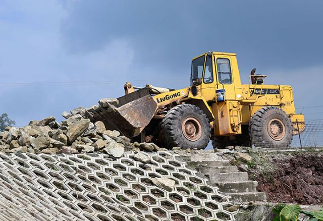 圖1  10月15日，四川省內(nèi)江市東興區(qū)田家鎮(zhèn)牛廠村，工人們正在加固水庫堤壩。.jpg