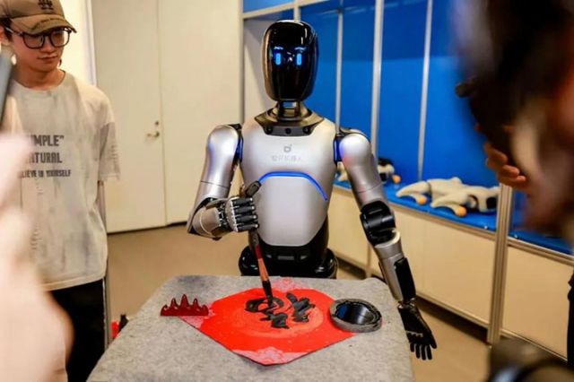 在江蘇無錫惠圖2  山古鎮(zhèn)的機器人體驗中心，游客與機器人進行互動。（受訪者供圖）.jpg