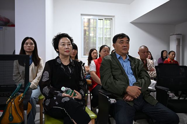 圖1  10月17日，四川省內(nèi)江市東興區(qū)東興街道金山社區(qū)，社區(qū)居民認真聆聽法律講座。.jpg