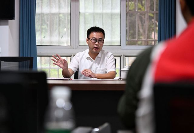 圖2  來自四川蜀緣律師事務所執(zhí)業(yè)律師張鳴向社區(qū)居民普及法律知識.jpg