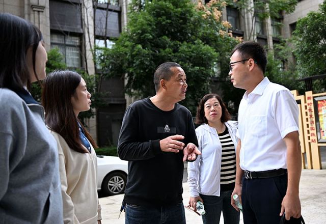 圖3  社區(qū)居民紛紛向律師咨詢法律問題.jpg