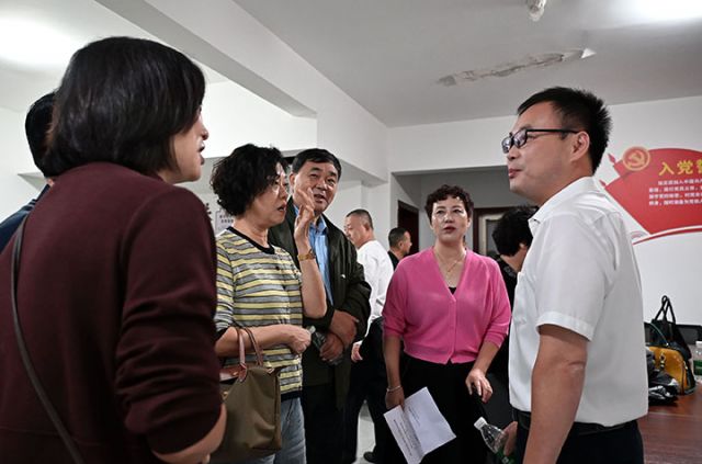 圖4  律師與社區(qū)居民就法律相關(guān)問題進行互動交流.jpg