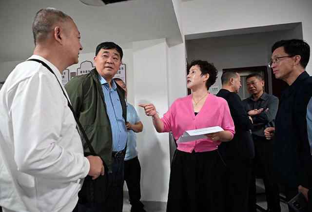 圖5  來自東興區(qū)老年科技大學的學員進行現(xiàn)場討論.jpg