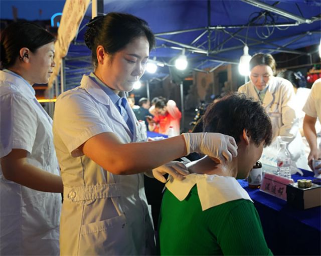 圖2  義診現(xiàn)場。新華網(wǎng)發(fā)（活動(dòng)承辦方供圖）.jpg