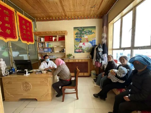 圖1  海南州共和縣恰不恰鎮(zhèn)加拉村藏醫(yī)館鄉(xiāng)村醫(yī)生在為牧民開展日常會診（申維祖 攝）.jpg