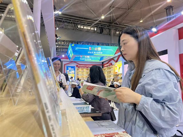 《當(dāng)代縣域經(jīng)濟(jì)》2025天府書展上受到讀者關(guān)注.jpg