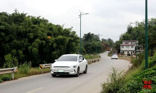 圖2  汽車在白節(jié)鎮(zhèn)繞場路上行駛。 王超明 攝.jpg