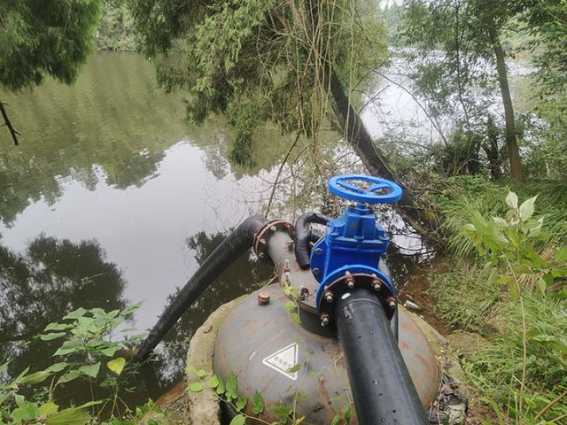 圖1  通賢鎮(zhèn)重石村提灌站抽水管道。吳遠(yuǎn)華  攝.jpg