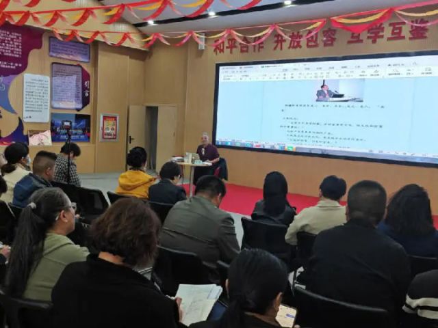 圖1  屈金星分享創(chuàng)意引領文旅發(fā)展的思路和理念（王紅麗 攝）.jpg