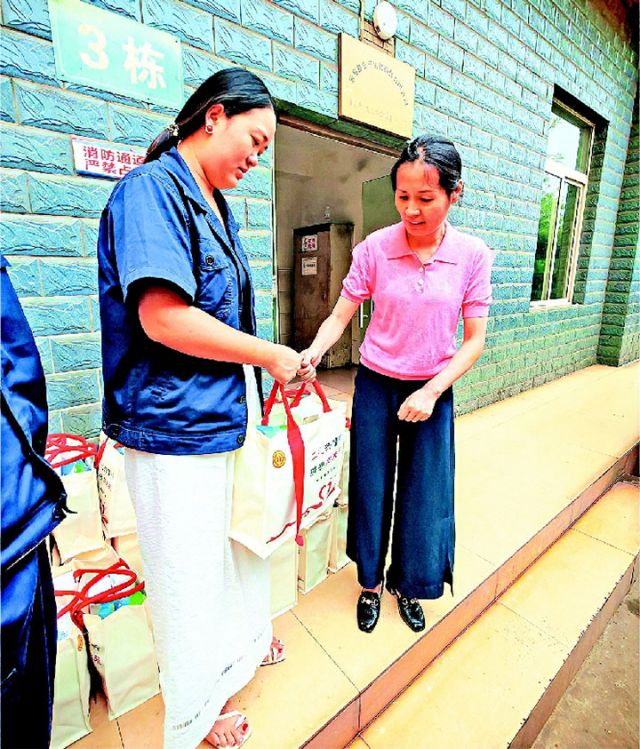 圖1  蹲點(diǎn)組成員慰問一線職工.jpg