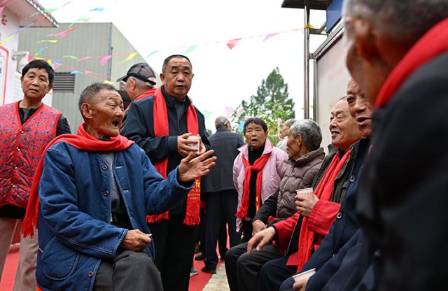 圖2  村里的老人正在拉家常，進(jìn)行情感交流。.jpg