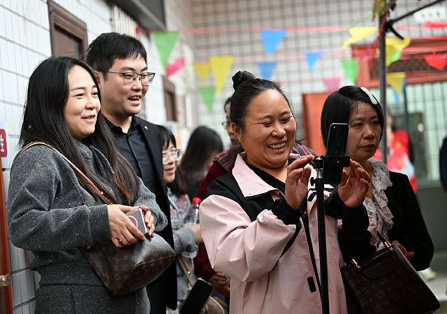 圖3  當(dāng)?shù)馗刹咳罕娬谶M(jìn)行網(wǎng)絡(luò)直播.jpg