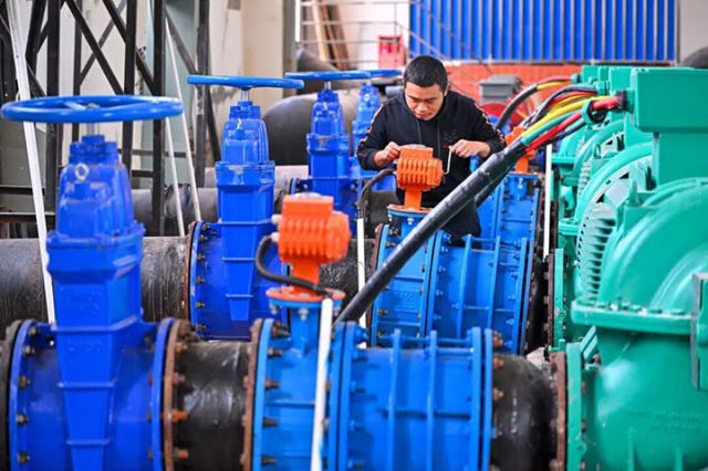 圖1 在仁壽縣富加加壓站內(nèi)，工作人員正在檢查閘閥.jpg