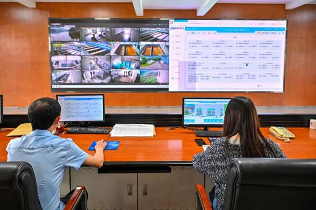 圖2 在仁壽縣供排水公司調(diào)度中心，工作人員正在實(shí)時(shí)監(jiān)控運(yùn)行情況.jpg