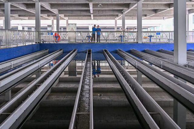 圖3 在仁壽縣一水廠內(nèi)，工作人員正在檢查濾池運(yùn)行情況.jpg