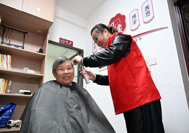 圖1  10月29日，內(nèi)江市東興區(qū)東興街道金山社區(qū)，志愿者為老人義剪。.jpg