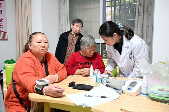 圖2  10月29日，內(nèi)江市東興區(qū)東興街道金山社區(qū)，志愿者為老人義診。.jpg