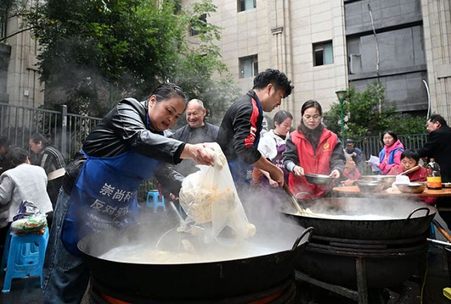 圖4  志愿者正在煮抄手.jpg