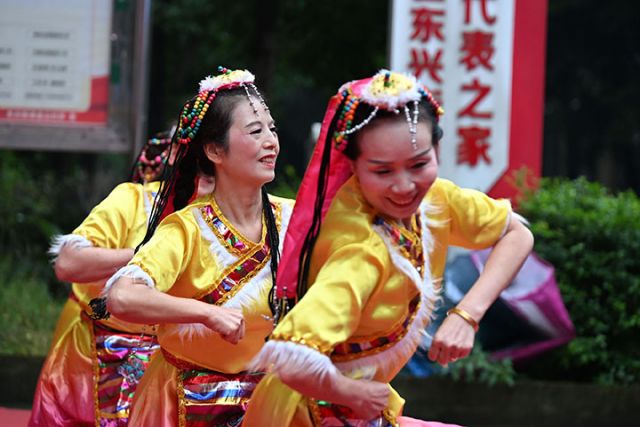 圖5  志愿者為老人表演節(jié)目.jpg